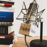 micròfon ràdio capital amb llibres