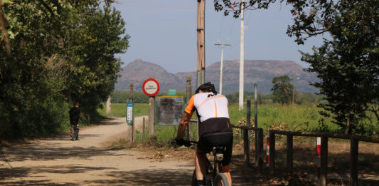 Dos ciclistes al camí de sauló que està previst que talli el vial nord - Ariadna Reche / ACN