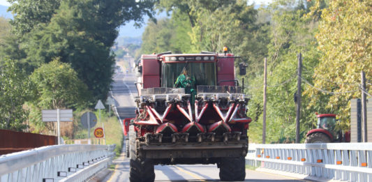 Una recol·lectora creua pel pont de Verges trepitjant el carril contrari per la falta d'espai Data de publicació: dilluns 03 d’octubre del 2022, 14:04 Localització: Verges Autor: Aleix Freixas