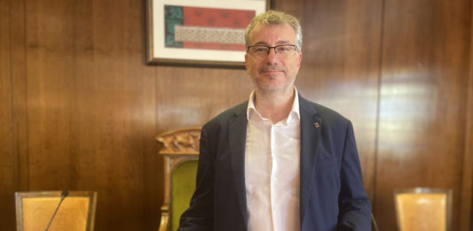 El nou alcalde de la Bisbal, Òscar Aparicio, amb la vara d'alcalde Data de publicació: dissabte 17 de juny del 2023, 13:55 Localització: La Bisbal d'Empordà Autor: Cedida a l'ACN