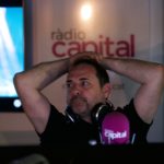 Miquel Curanta Veient el Festival d’Eurovisió a la plaça de l’estudi de Ràdio Capital