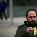 Eduard Prats Veient el Festival d’Eurovisió a la plaça de l’estudi de Ràdio Capital