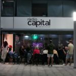 Veient el Festival d’Eurovisió a la plaça de l’estudi de Ràdio Capital