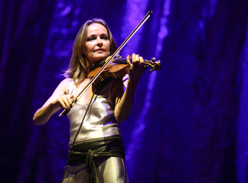 Sharon Corr demostrant la virtuositat amb el violí durant el concert inaugural del Cap Roig Festival Data de publicació: dissabte 13 de juliol del 2024, 00:07 Localització: Calella de Palafrugell Autor: José Irún / Cap Roig Festival