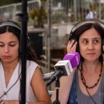 Carla Saló i Cristina Vilà  a l’especial de Ràdio Capital, “Una cantada diferent” a la Cantada d’hanaveres de Calella de Palafrugell. Fotografia: Pepe G Roca