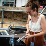 Alba Cunillera preparant l’especial de Ràdio Capital, “Una cantada diferent” a la Cantada d’hanaveres de Calella de Palafrugell.   Fotografia: Laia Serch