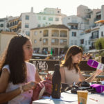 Carla Saló i Anna Salvadó a l’especial de Ràdio Capital, “Una cantada diferent” a la Cantada d’hanaveres de Calella de Palafrugell.   Fotografia: Laia Serch