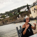 Intèrpret en llegua de signes a l’especial de Ràdio Capital, “Una cantada diferent” a la Cantada d’hanaveres de Calella de Palafrugell.   Fotografia: Laia Serch