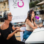 Intèrpret en llegua de signes a l’especial de Ràdio Capital, “Una cantada diferent” a la Cantada d’hanaveres de Calella de Palafrugell.   Fotografia: Laia Serch