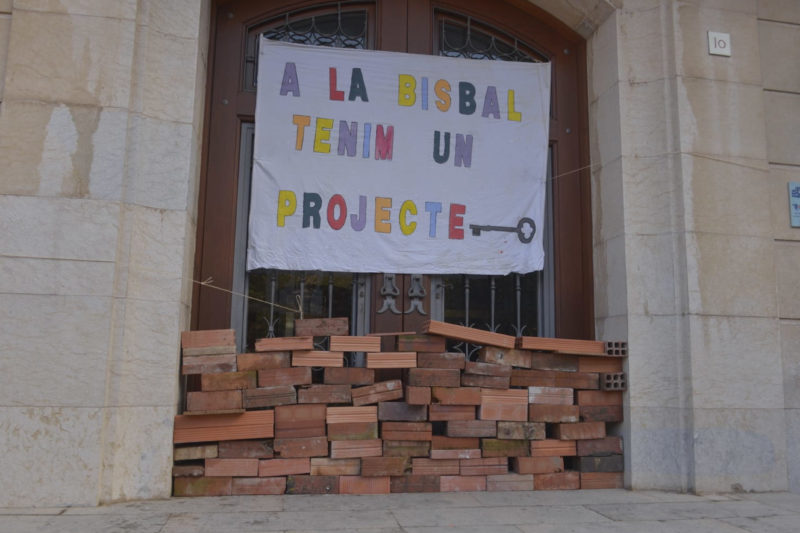 L'Ajuntament tapiat davant la protesta ciutadana que reclamen la cessió de Can Formatger